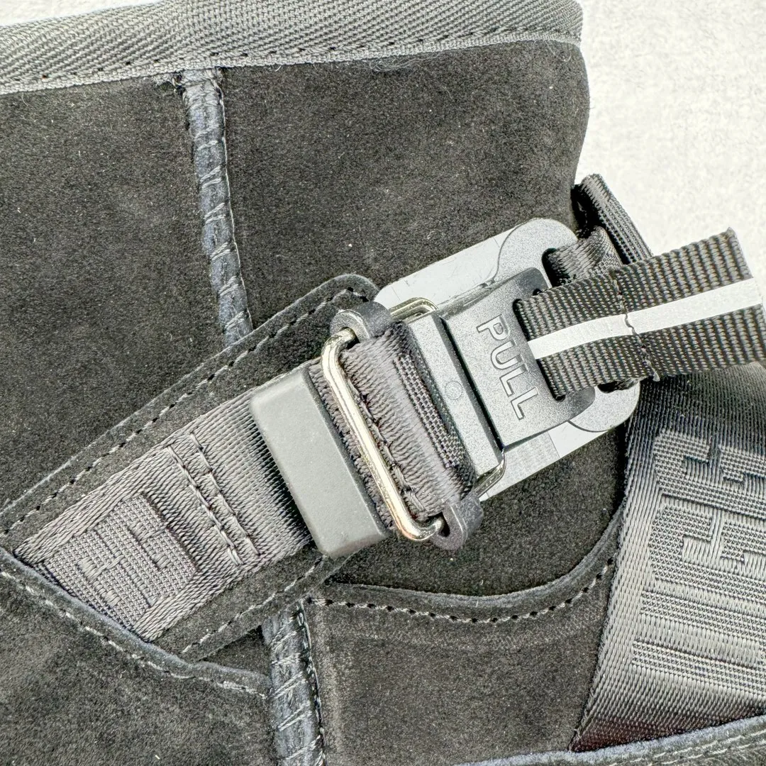 Pick up locally 💰640 UGG 5013 snap-on men's autumn and winter sheepskin and fur integrated snow boots. All shoes are made from the same factory as ZP. Longfeng A-grade Australian imported sheepskin and fur integrated men's boots. Brand OEM production line. Fully follow the ZP process. Original pattern maker of the OEM. Adhering to the principle of no original shoes and no development selection. Pay attention to every detail. The most authentic version on the market TREADLITE "Light Wing" technology outsole Lightweight/durable/flexible/pile size: 40 41 42 43 44 Coding: by3936050